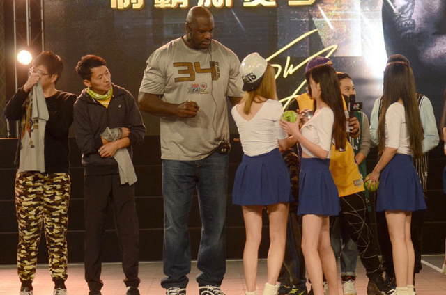 奥尼尔中国行：戴雷锋帽 与姚明同看比赛