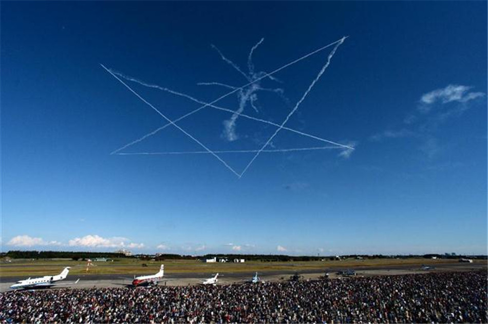 日本自卫队&ldquo;入间航空祭&rdquo; 上演&ldquo;空中绘画&rdquo;形状纷呈