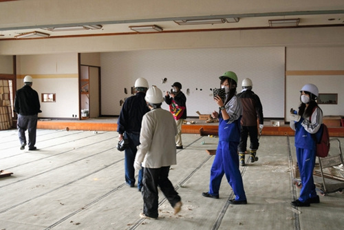 当地村庄在这里举办了&ldquo;废弃宾馆游&rdquo;。