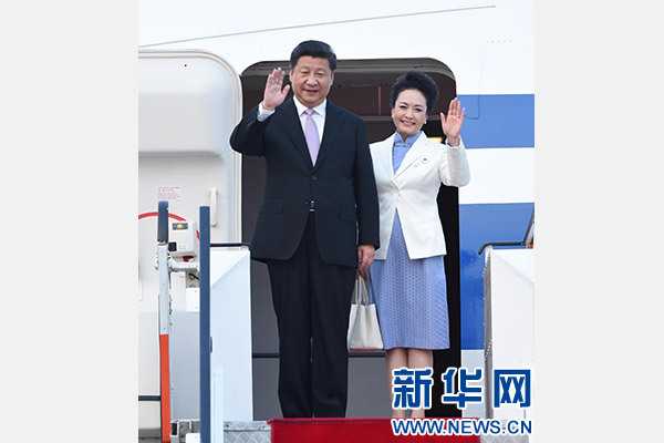 11月6日，国家主席习近平抵达新加坡，开始对新加坡进行国事访问。这是习近平和夫人彭丽媛步出舱门。 新华社记者张铎摄
