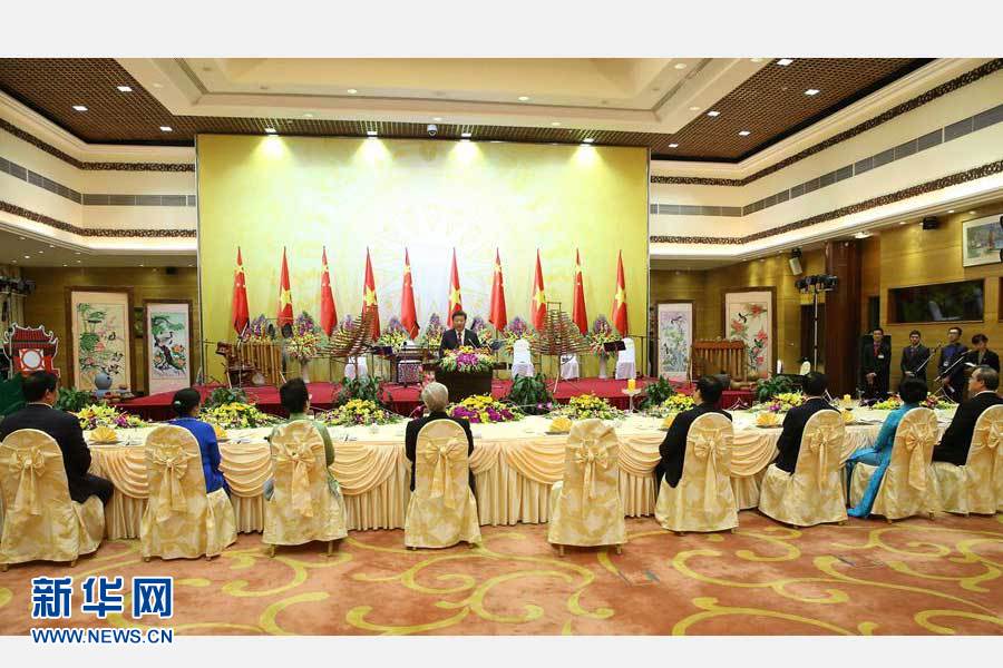 11月5日,中共中央总书记、国家主席习近平和夫人彭丽媛出席越共中央总书记阮富仲和越南国家主席张晋创在河内国际会议中心举行的盛大欢迎晚宴。新华社记者 庞兴雷 摄 11月5日,中共中央总书记、国家主席习近平和夫人彭丽媛出席越共中央总书记阮富仲和越南国家主席张晋创在河内国际会议中心举行的盛大欢迎晚宴。新华社记者 庞兴雷 摄