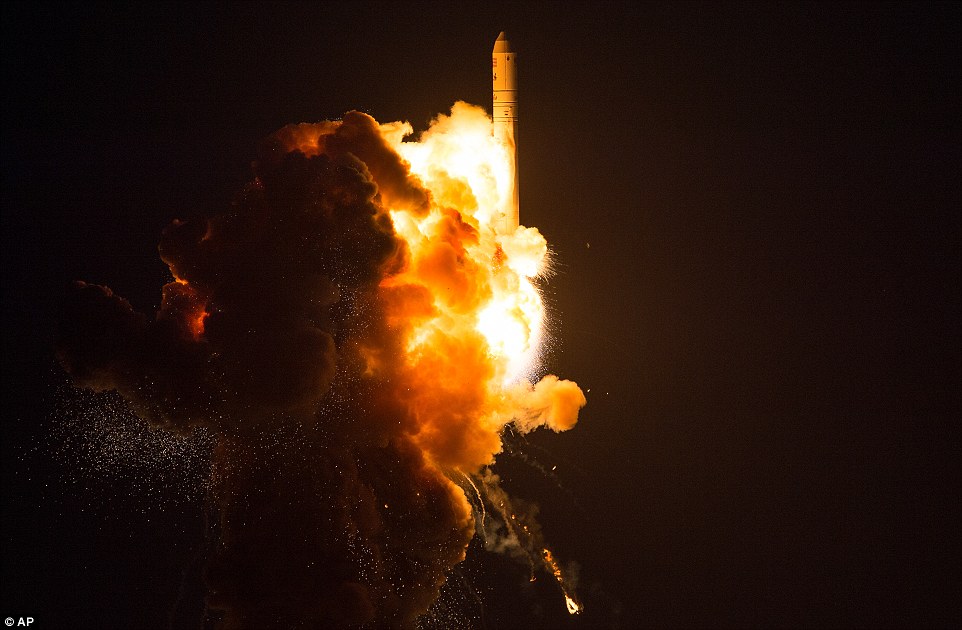 NASA曝光&ldquo;天鹅座&rdquo;飞船爆炸现场照片