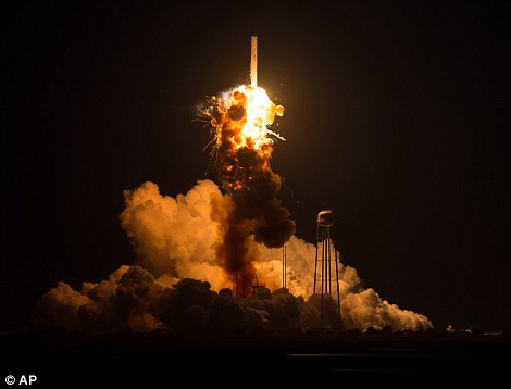 NASA曝光&ldquo;天鹅座&rdquo;飞船爆炸现场照片