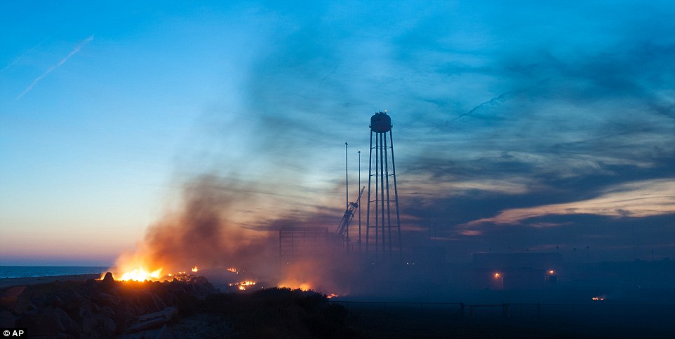 NASA曝光&ldquo;天鹅座&rdquo;飞船爆炸现场照片