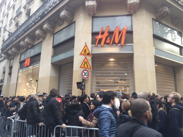H&M新品发售 法国人彻夜排队疯狂抢购