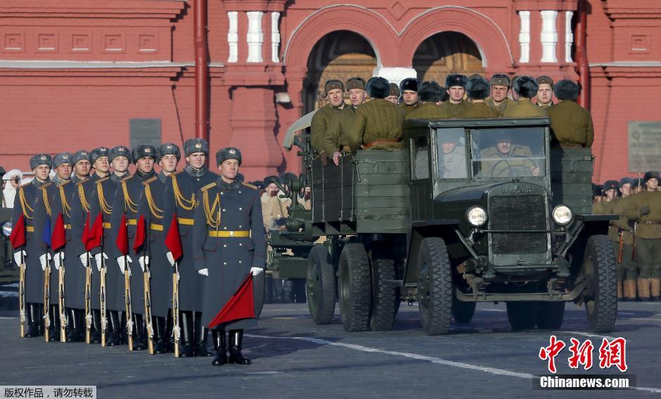 俄罗斯士兵重现二战红场阅兵 纪念红军奔赴前线