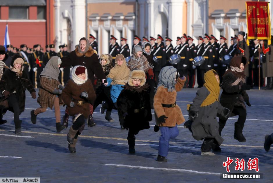 俄罗斯士兵重现二战红场阅兵 纪念红军奔赴前线