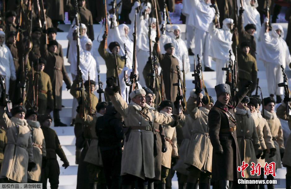 俄罗斯士兵重现二战红场阅兵 纪念红军奔赴前线