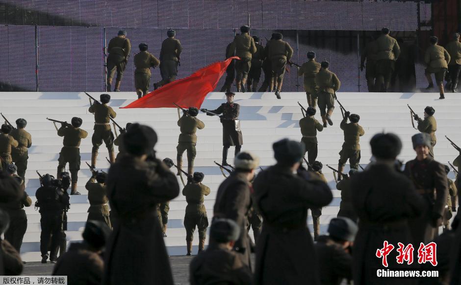 俄罗斯士兵重现二战红场阅兵 纪念红军奔赴前线