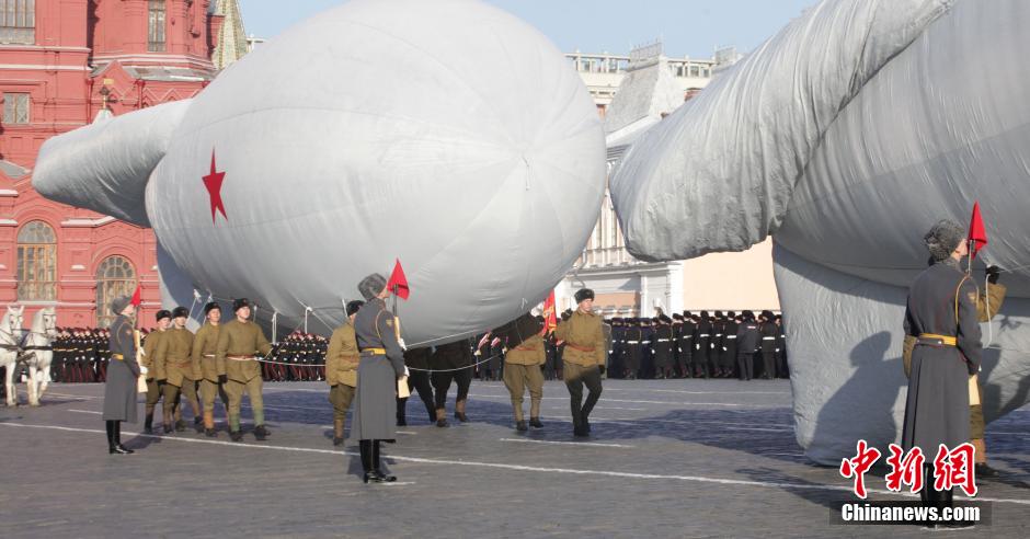 俄罗斯士兵重现二战红场阅兵 纪念红军奔赴前线