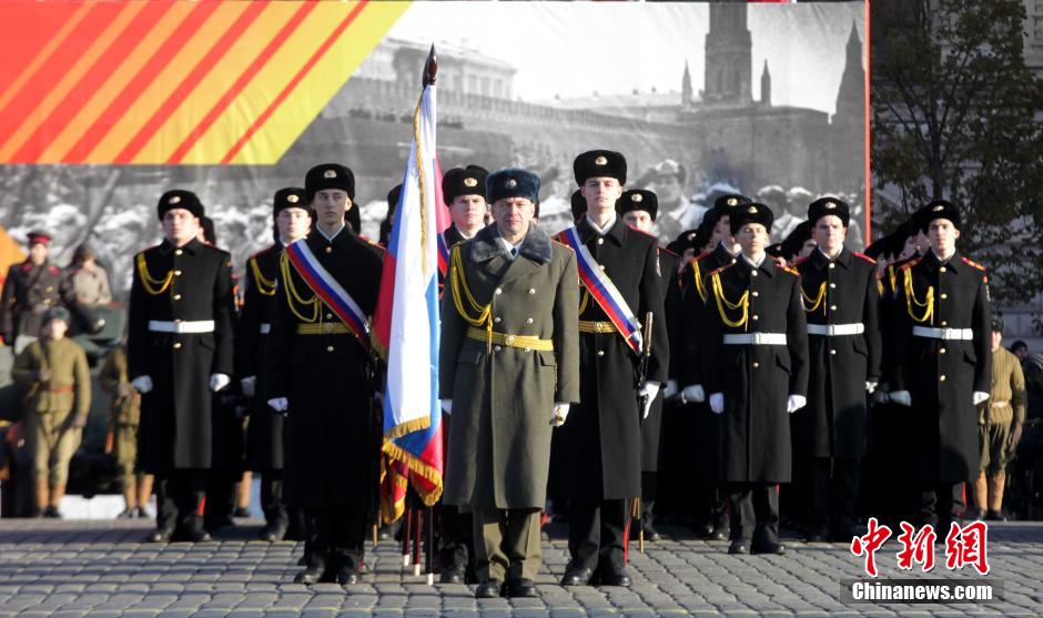 俄罗斯士兵重现二战红场阅兵 纪念红军奔赴前线