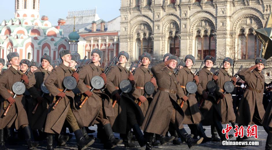 俄罗斯士兵重现二战红场阅兵 纪念红军奔赴前线