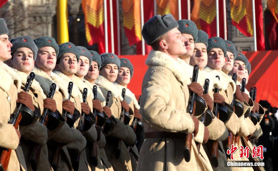 俄罗斯士兵重现二战红场阅兵 纪念红军奔赴前线