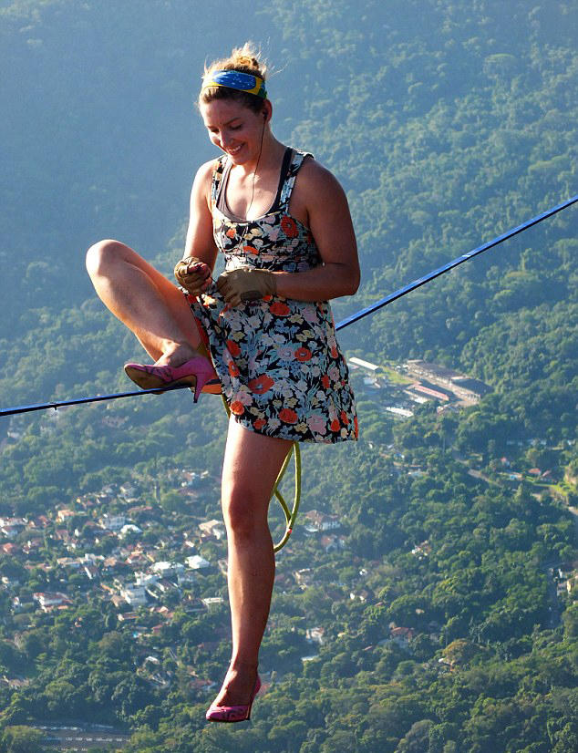 美国杂技演员840米高空穿高跟鞋走钢索