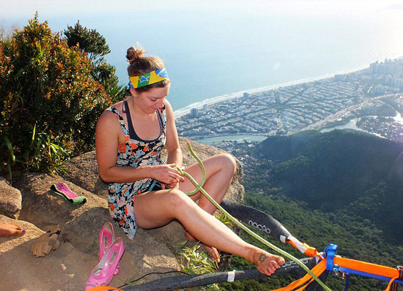 美国杂技演员840米高空穿高跟鞋走钢索