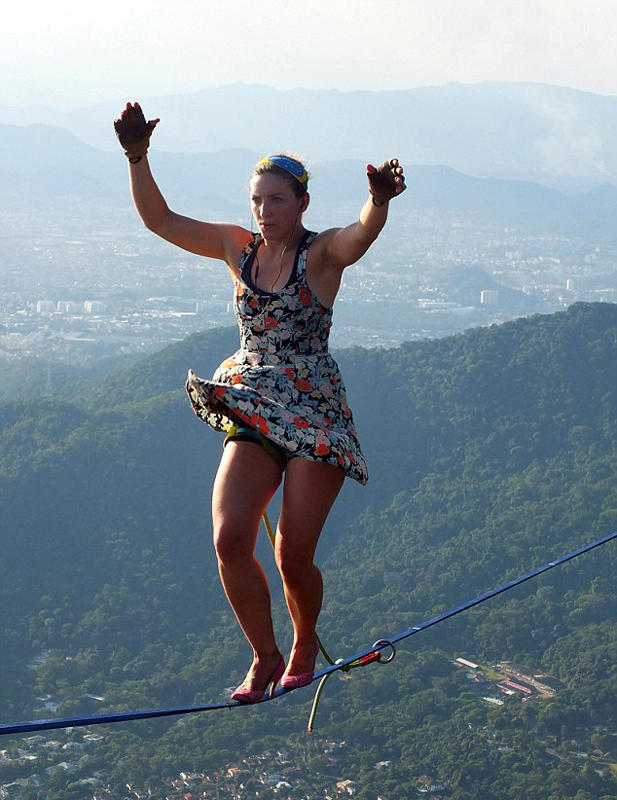 美国杂技演员840米高空穿高跟鞋走钢索