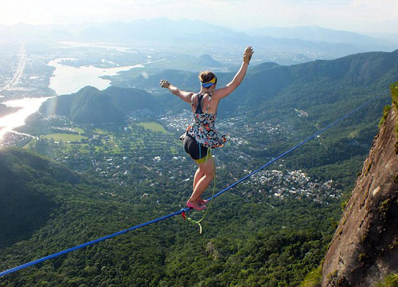 美国杂技演员840米高空穿高跟鞋走钢索
