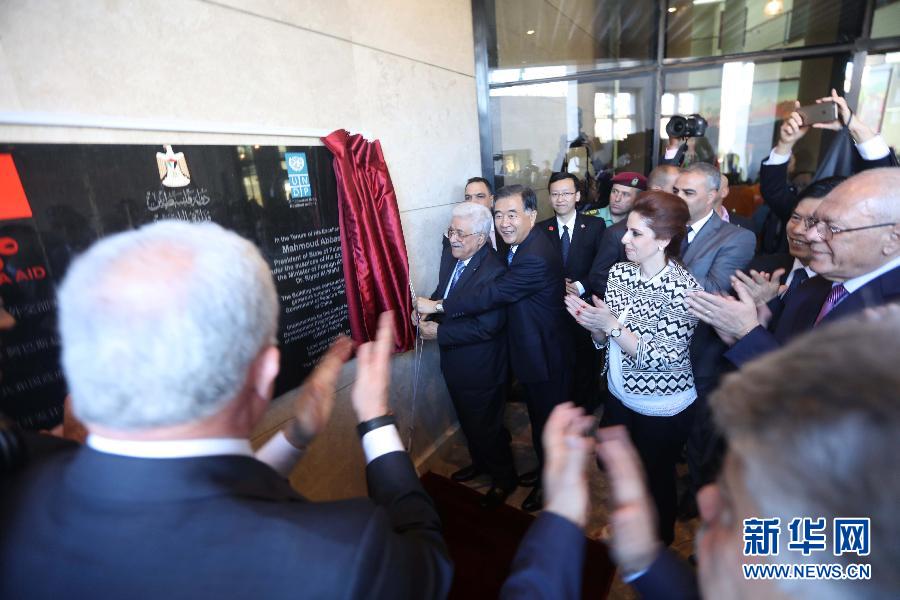  11月13日，中国国务院副总理汪洋（中左二）在拉姆安拉与巴勒斯坦总统阿巴斯（中左一）共同出席中国援巴外交部大楼移交仪式。汪洋还与阿巴斯共同见证了双方签署外交部大楼移交协议和相关合作协议。 新华社发（法迪&middot;阿奥里摄） 