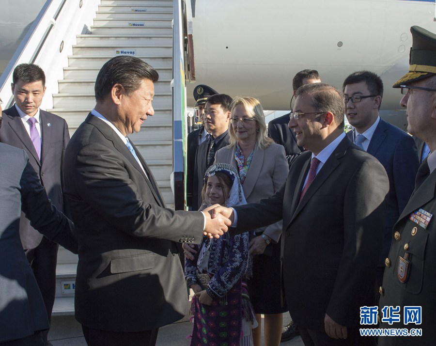  11月14日，国家主席习近平抵达土耳其安塔利亚，应土耳其共和国总统埃尔多安邀请，出席二十国集团领导人第十次峰会。土耳其高级官员到机场迎接习近平主席一行。新华社记者 李学仁 摄 