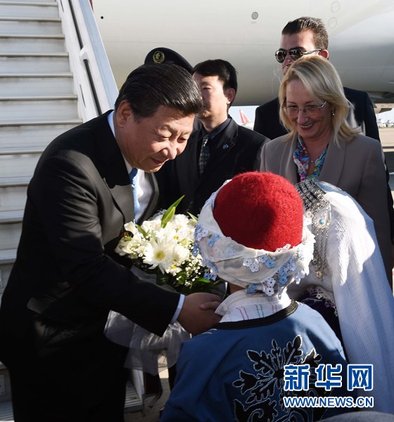 11月14日，国家主席习近平抵达土耳其安塔利亚，应土耳其共和国总统埃尔多安邀请，出席二十国集团领导人第十次峰会。这是土耳其儿童向习近平主席献花。新华社记者 饶爱民 摄 