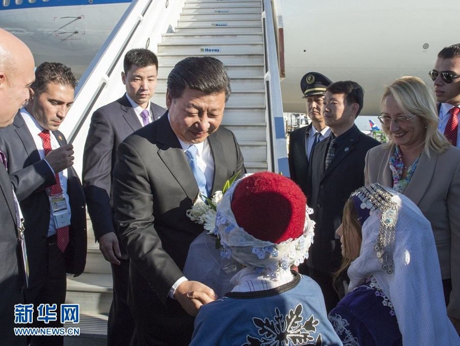 11月14日，国家主席习近平抵达土耳其安塔利亚，应土耳其共和国总统埃尔多安邀请，出席二十国集团领导人第十次峰会。这是土耳其儿童向习近平主席献花。新华社记者 李学仁 摄 