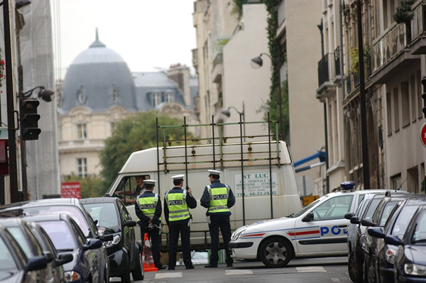 2004年10月8日，警察在巴黎市中心印度尼西亚驻法国大使馆附近的街道警戒。
