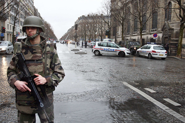 2007年12月6日，一名士兵在法国巴黎市中心爆炸事件现场附近执勤。