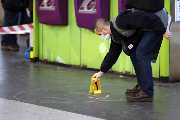在法国巴黎西北部的拉德方斯商业区，警方在袭击现场调查。