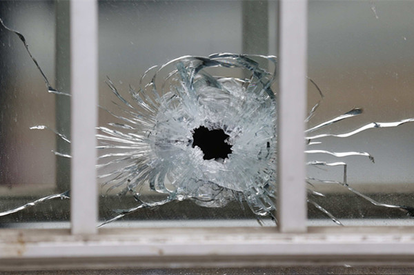 2015年1月7日，在法国巴黎，遭受袭击的《沙尔利周刊》总部的窗户玻璃被子弹射击后留下弹孔。
