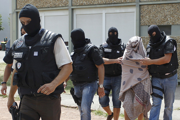 2015年6月26日，在法国里昂附近的圣普列斯特，法国特种兵从疑似袭击者的男子的公寓带走一名妇女。