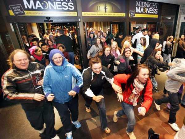 图为美国民众参与&ldquo;黑色星期五&rdquo;抢购。（源自网络）