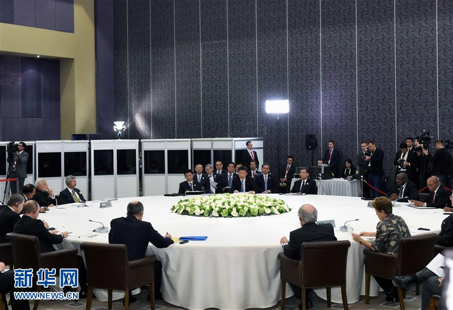 11月15日,金砖国家领导人非正式会晤在土耳其安塔利亚举行,中国国家主席习近平、俄罗斯总统普京、印度总理莫迪、南非总统祖马、巴西总统罗塞夫出席。习近平在会上发表题为《开拓机遇应对挑战》的重要讲话。 新华社记者 饶爱民 摄 11月15日,金砖国家领导人非正式会晤在土耳其安塔利亚举行,中国国家主席习近平、俄罗斯总统普京、印度总理莫迪、南非总统祖马、巴西总统罗塞夫出席。习近平在会上发表题为《开拓机遇应对挑战》的重要讲话。 新华社记者 饶爱民 摄