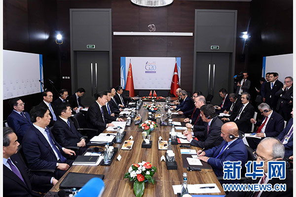 当地时间11月14日，国家主席习近平在土耳其安塔利亚会见土耳其总统埃尔多安。 新华社记者 饶爱民 摄