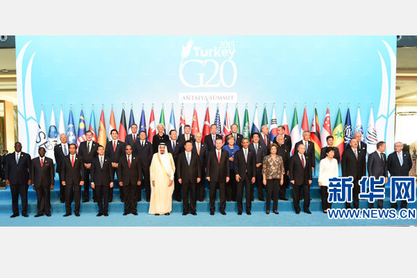 11月15日，二十国集团领导人第十次峰会在土耳其安塔利亚举行。国家主席习近平出席并发表题为《创新增长路径共享发展成果》的重要讲话。这是习近平主席同与会领导人合影。 新华社记者 李学仁 摄