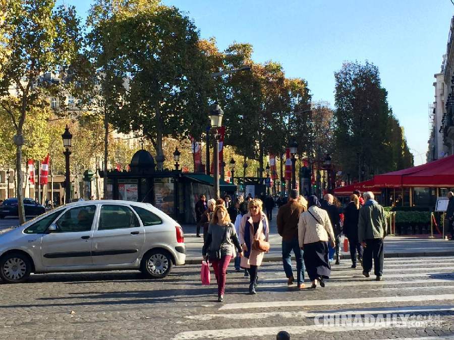 中国日报记者直击巴黎空袭第二天：香街凯旋门仍有游客 许多商家正常营业