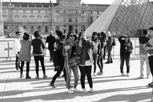 中国游客仍在巴黎拍照购物：不像想象中那么可怕