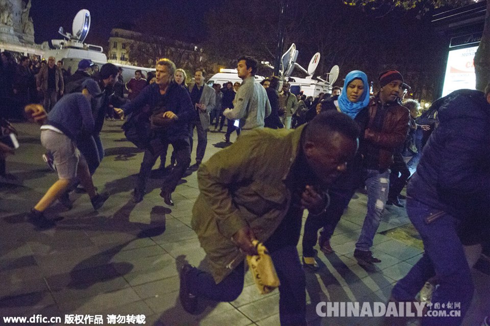 巴黎恐袭悼念现场假警报引发骚乱