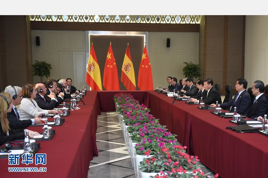 11月16日，国家主席习近平在土耳其安塔利亚会见西班牙首相拉霍伊。 新华社记者 张铎 摄