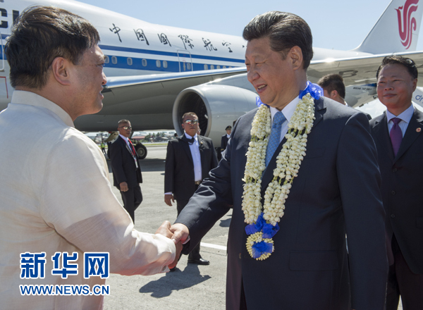 11月17日，国家主席习近平抵达菲律宾首都马尼拉尼诺·阿基诺国际机场，出席即将举行的亚太经合组织第二十三次领导人非正式会议。菲律宾高级官员到机场迎接习近平主席。新华社记者李学仁摄