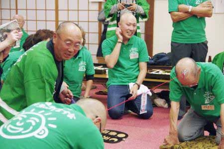 日本举行只有光头能参加的吸盘拔河比赛