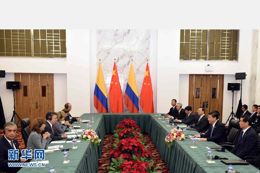 11月18日，国家主席习近平在菲律宾马尼拉会见哥伦比亚总统桑托斯。 新华社记者 饶爱民 摄