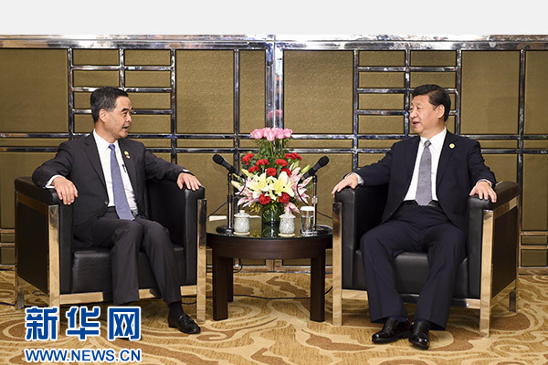 11月18日，国家主席习近平在菲律宾马尼拉会见前来出席亚太经合组织第二十三次领导人非正式会议的香港特别行政区行政长官梁振英。新华社记者谢环驰摄