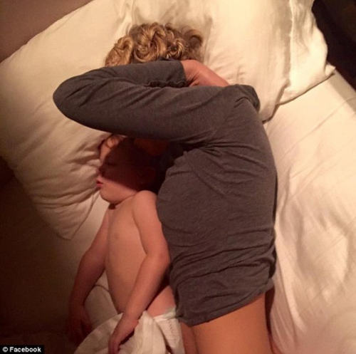 男子发护士妻子熟睡图称其&ldquo;女英雄&rdquo;网友点赞