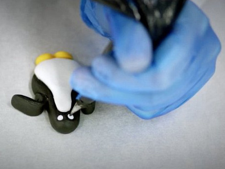 冰屋门口摆放着几只可爱的小企鹅像。