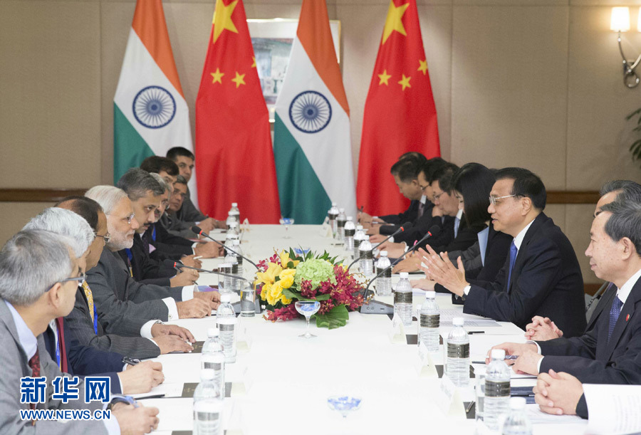 11月21日，中国国务院总理李克强在马来西亚吉隆坡会见印度总理莫迪。 新华社记者 黄敬文 摄