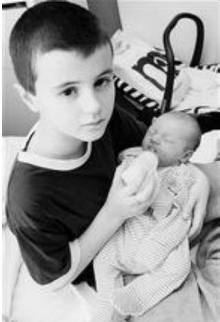 最小爸爸：11岁男孩和16岁女孩产子 惊呆小伙伴