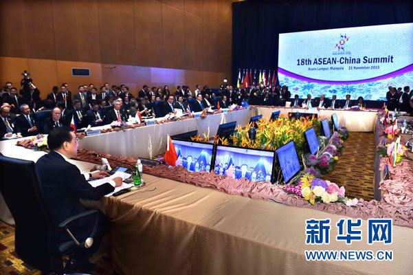11月21日，国务院总理李克强在马来西亚吉隆坡出席第十八次中国-东盟（10+1）领导人会议并发表讲话。 新华社记者 李涛 摄 