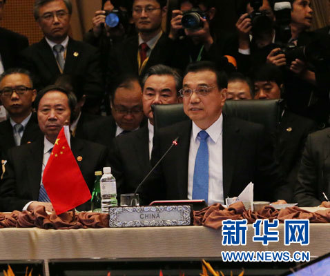 11月21日，国务院总理李克强在马来西亚吉隆坡出席第十八次中国-东盟（10+1）领导人会议并发表讲话。 新华社记者 刘卫兵 摄 
