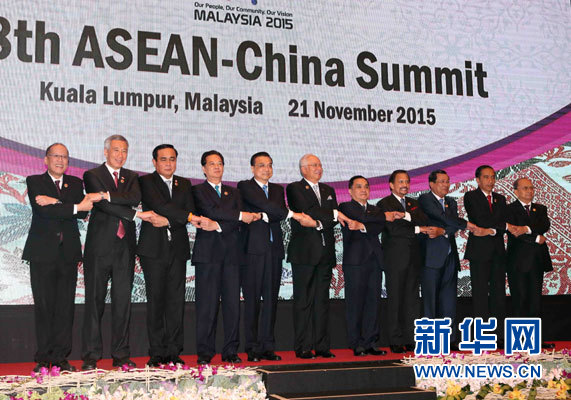 11月21日，国务院总理李克强在马来西亚吉隆坡出席第十八次中国-东盟（10+1）领导人会议并发表讲话。这是与会领导人集体合影。新华社记者 刘卫兵 摄