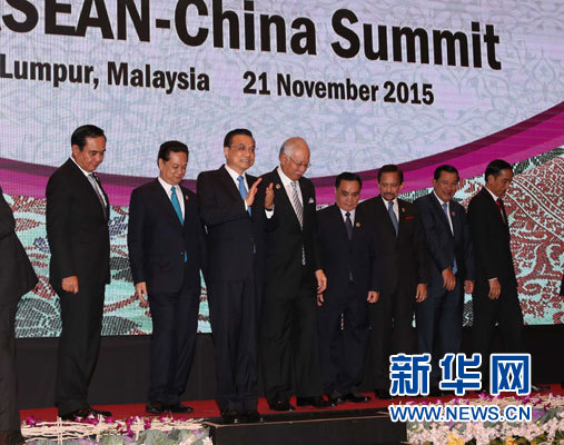 11月21日，国务院总理李克强在马来西亚吉隆坡出席第十八次中国-东盟（10+1）领导人会议并发表讲话。 新华社记者 刘卫兵 摄 